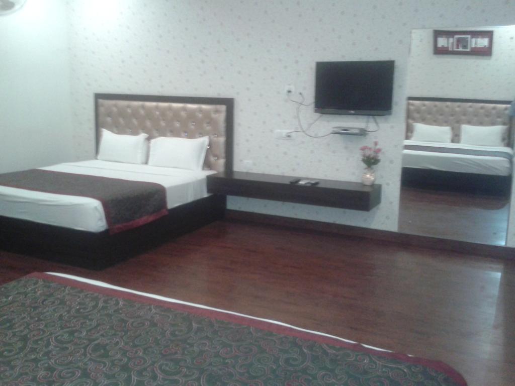 Hotel Krishnam Vrindavan Room photo
